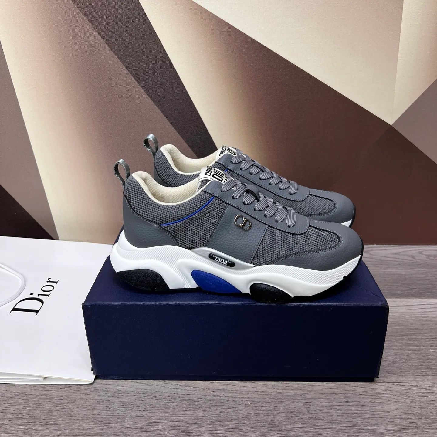 Factory price: 438💰Original Dior quality.~ Unique modern style sneakers. 🏃A must-have casual shoe for trendy men😍😍 Imported cowhide fabric, sheepskin foot pads (refuse to discolor and grind feet) soles: Original soles specially provided by the original factory, French lazy style design ⚠️Fit to the feet, original quality, super comfortable original soles. It’s like shooting the real thing🎬The real thing is better, high-quality sneakers, men’s shoe size: 38-44, (45 can be customized)